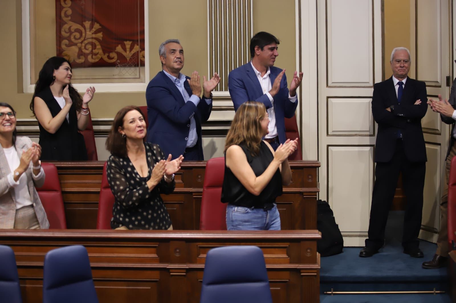 Ovación a un trabajador del Parlamento de Canarias