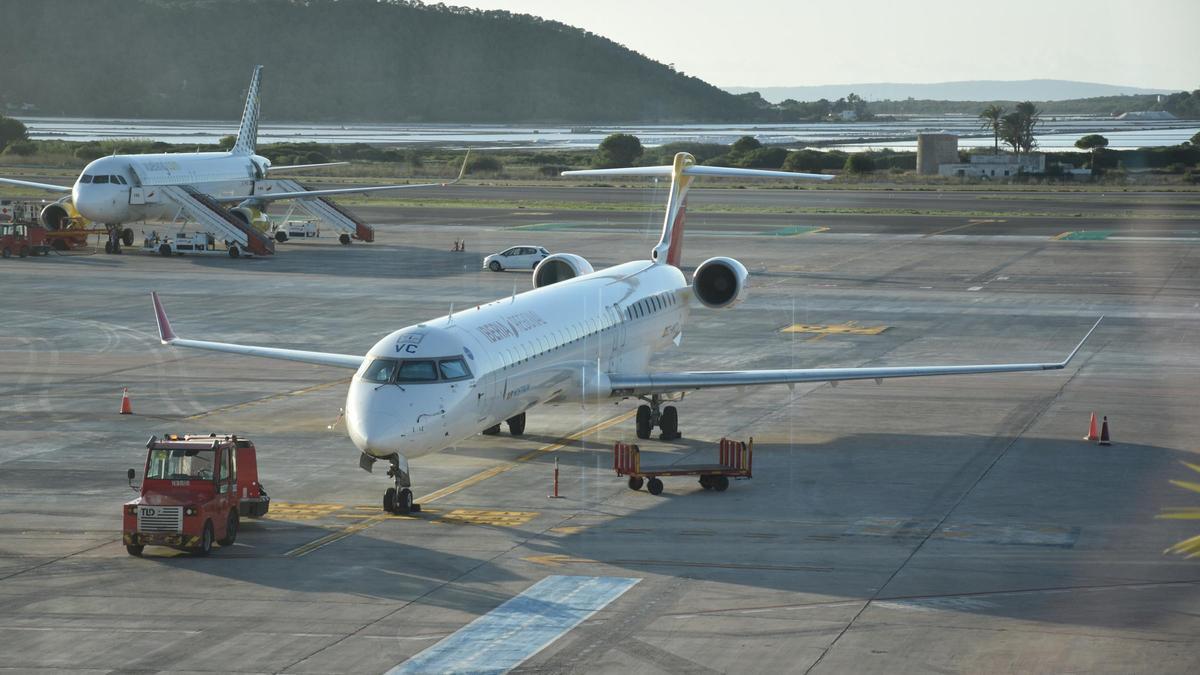 Un avión estacionado en la plataforma del aeropuerto de Ibiza.
