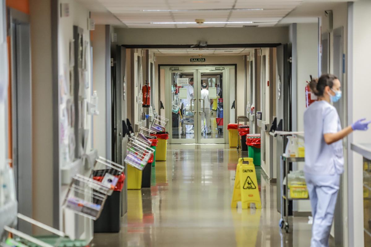 Pasillos de una de las plantas de hospitalización del Hospital Universitario de Torrevieja