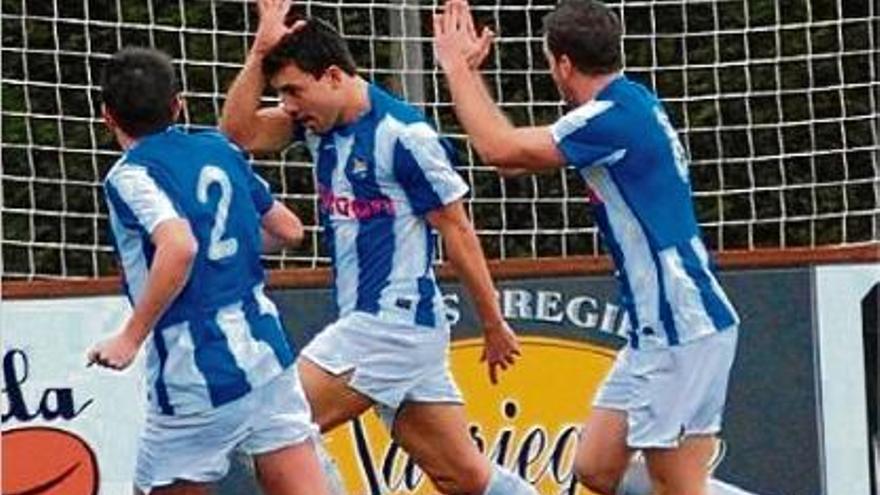 Marc Mas celebra el gol que va significar l&#039;empat a un, ahir a Vilafranca del Penedès.