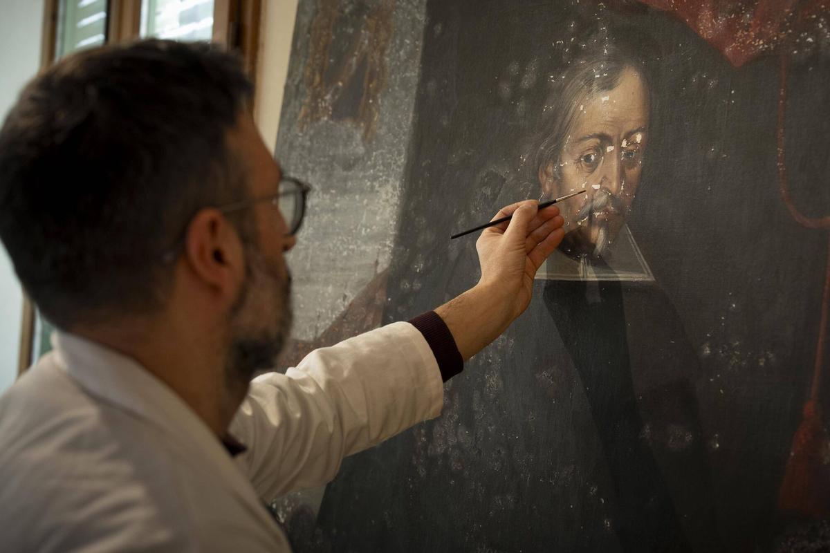 David Silvestre trabaja en unn retrato del mecenas Pau Ferran, una obra de pintor barroco Pascual Ballón Savall.