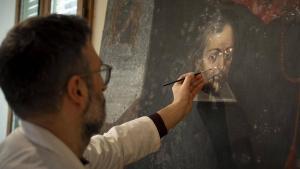 David Silvestre trabaja en unn retrato del mecenas Pau Ferran, una obra de pintor barroco Pascual Ballón Savall.