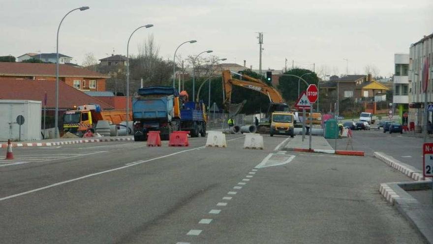 Instalación de un tramo de colector que obligó a cortar la carretera de Morales del Vino.