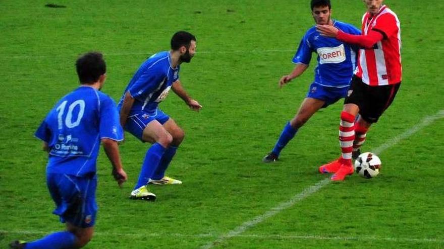 Jugadores del Porriño presionan a un rival en un partido. // I. Abella