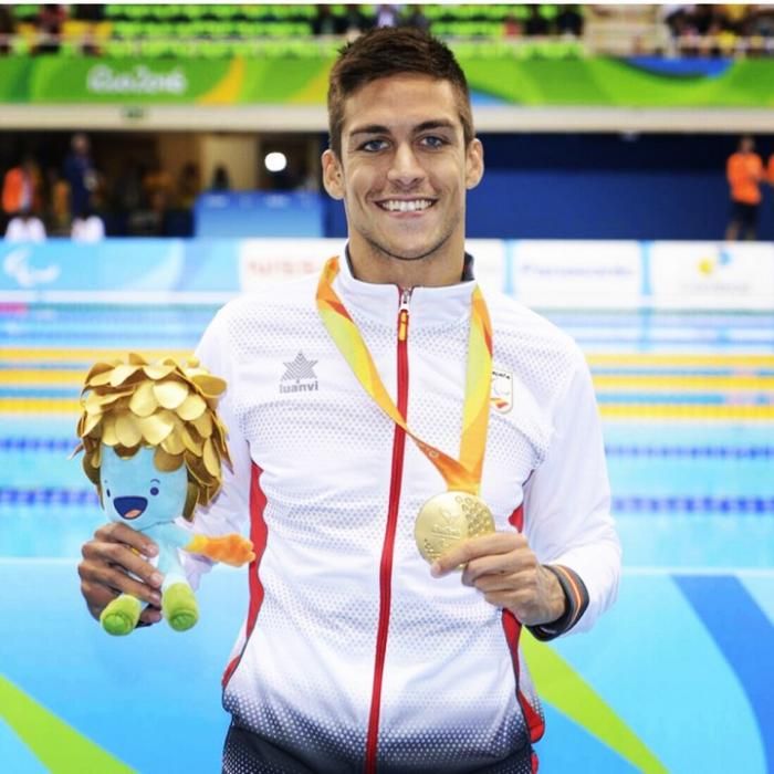 Israel con una de sus medallas de oro de las Juegos Paralímpicos de Río