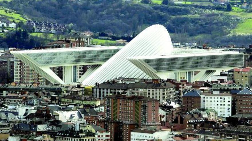 La obra de Calatrava emerge en la ciudad de Oviedo.  // Efe