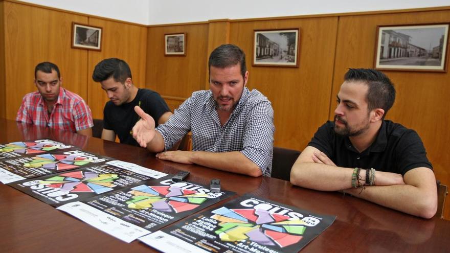 Miembros de la organización con el alcalde, en la presentación de las actividades del festival.