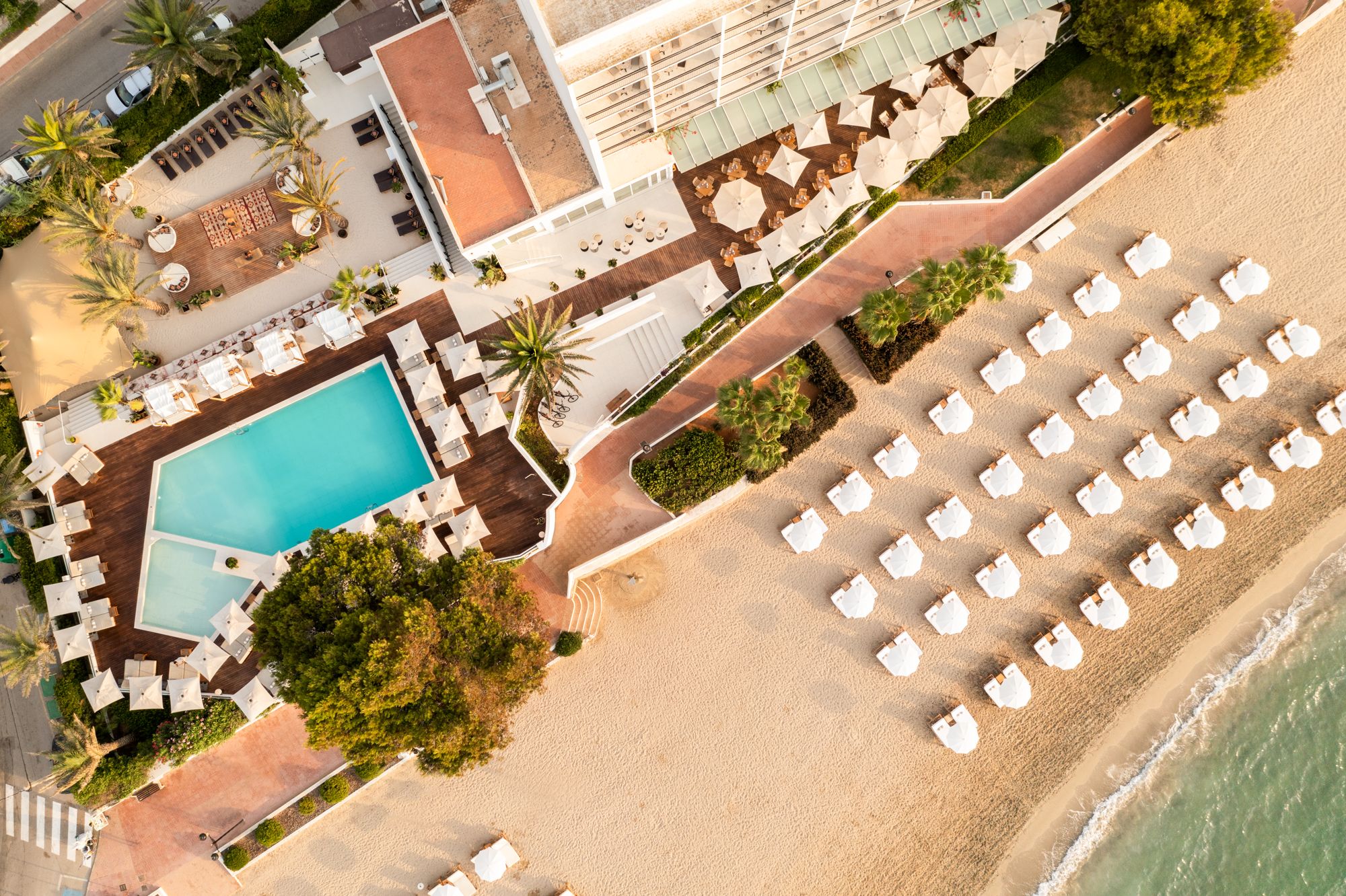 Un hotel con encanto en Ibiza, situado a la orilla del mar en el tranquilo municipio de Santa Eulalia.