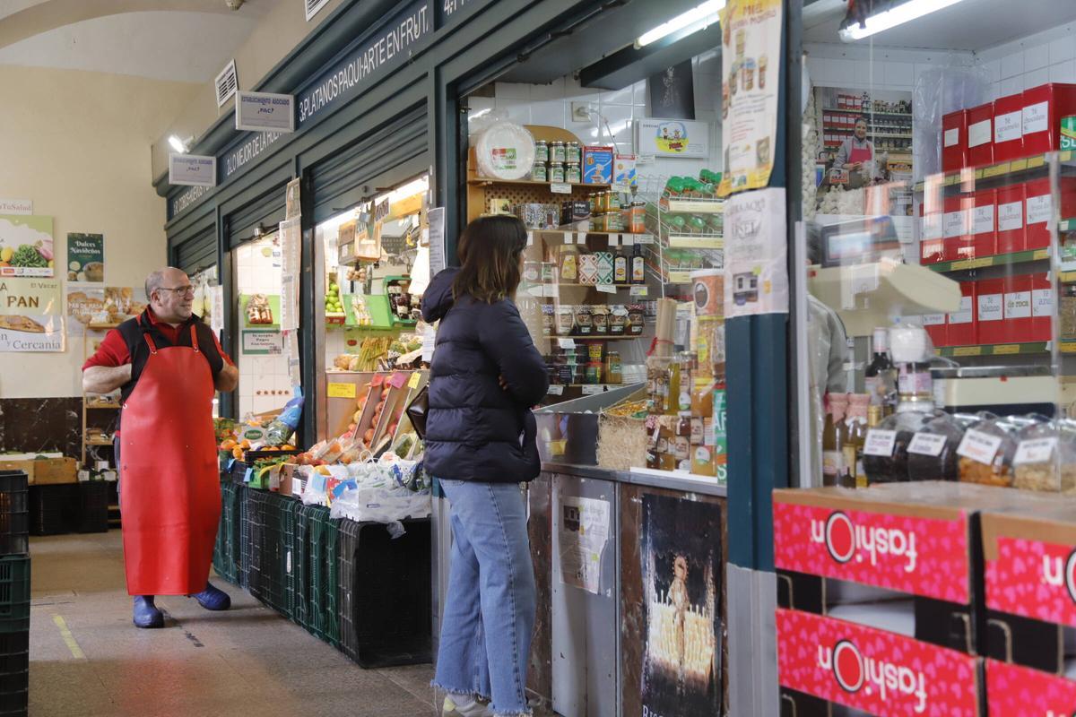 Productos alimentarios en un puesto del mercado de La Corredera.