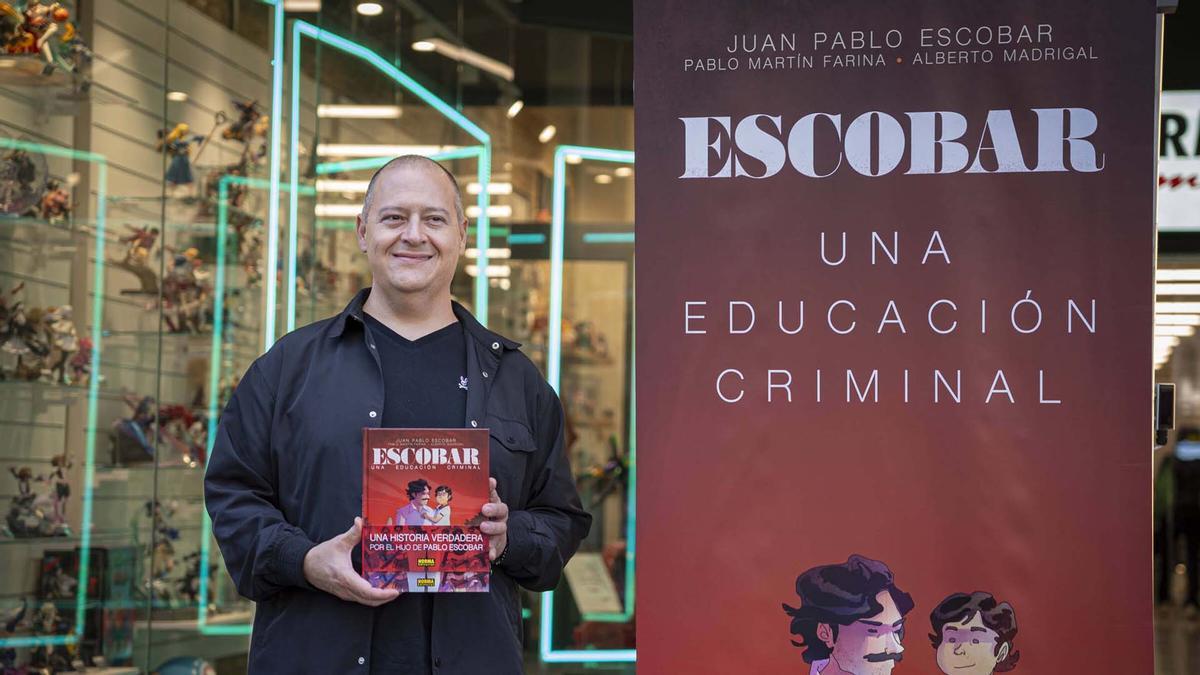 Juan Pablo Escobar posa con un ejemplar de 'Una educación criminal'