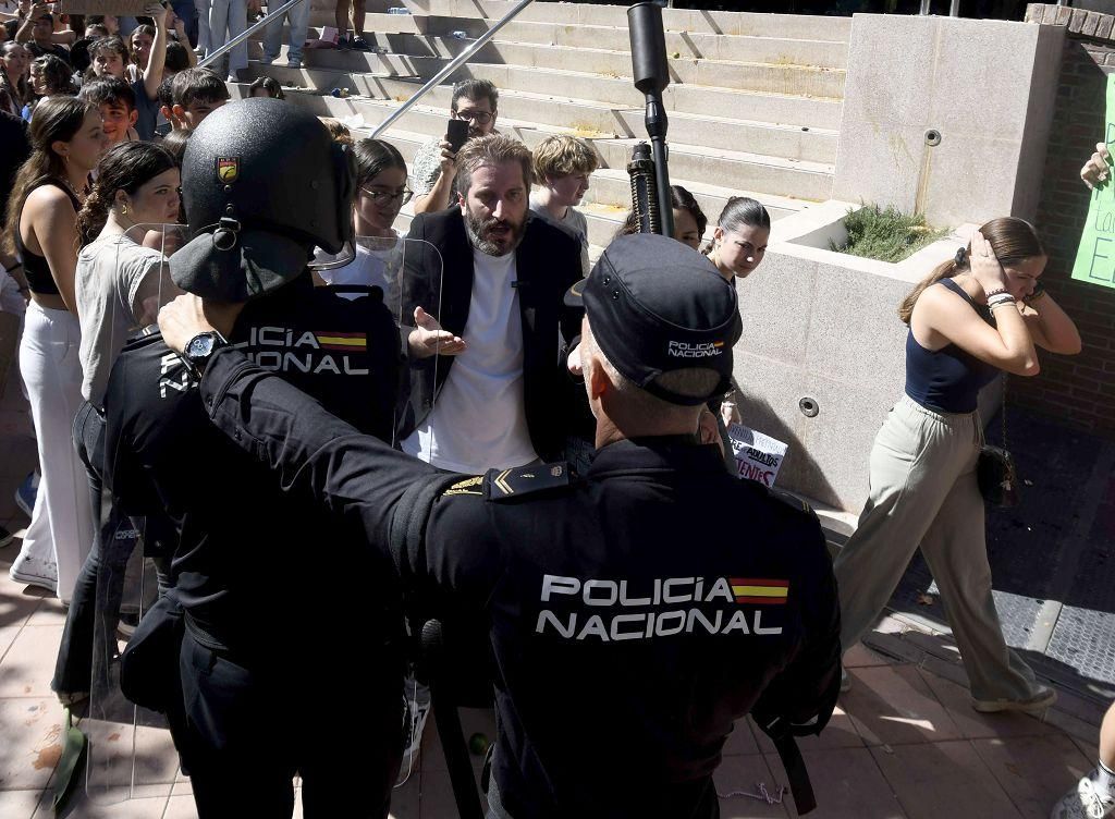 Todas las imágenes de la protesta por la Ebau y las cargas policiales junto a la Consejería de Educación