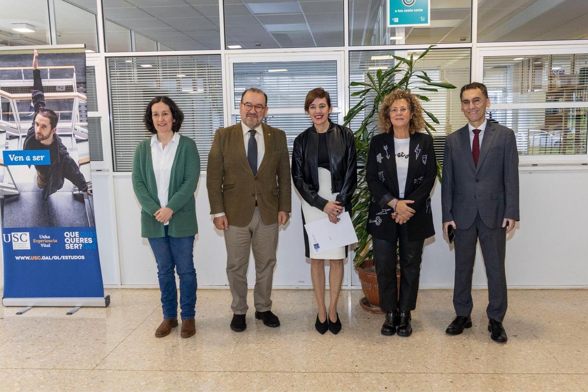 Marta Lois toma posesión como decana de la facultad de Ciencias Políticas de Santiago