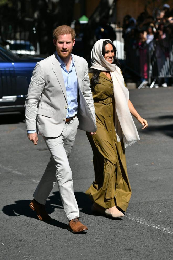 El príncipe Harry y Meghan Markle en Sudáfrica, con vestido de Staud