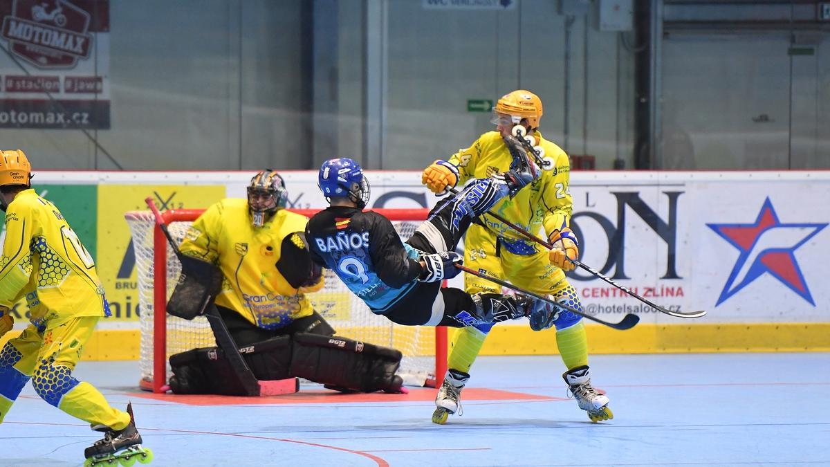 Baños intenta anotar en la portería del Molina Sport.