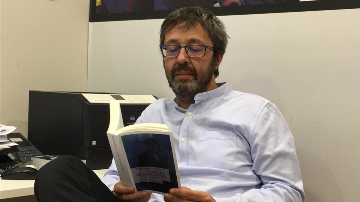 Edu Castro, técnico del hockey azulgrana, leyendo