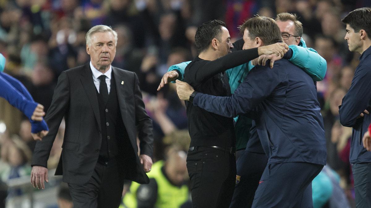 Ancelotti observa a Xavi festejar el gol de Kessié en el clásico del Camp Nou, que le dio el triunfo al Barça.