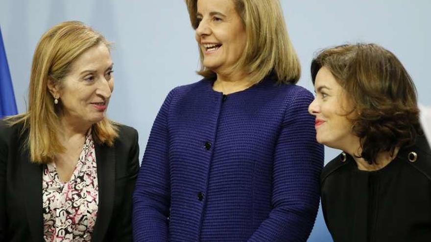 &quot;Diálogo, consenso y moderación&quot;  |  La ministra de Empleo, Fátima Báñez, prometió ayer &quot;diálogo, consenso y moderación&quot; en la nueva etapa al frente del Ministerio, en la que aseguró que se dejará &quot;la piel&quot; por los parados de larga duración, por los jóvenes desempleados, por las mujeres y los colectivos más vulnerables. En la foto, Ana Pastor (i.), Báñez y Soraya Sáenz de Santamaría (d.).