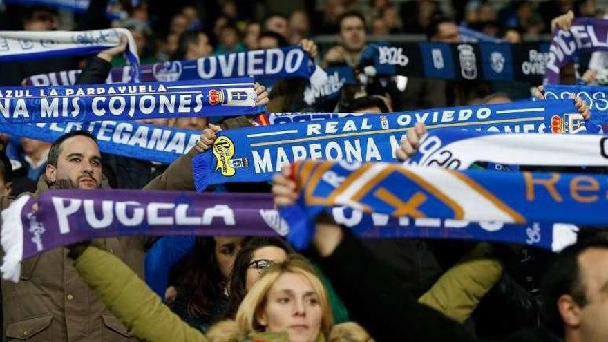 Aficionados del Valladolid y del Oviedo, en un partido en el Tartiere.