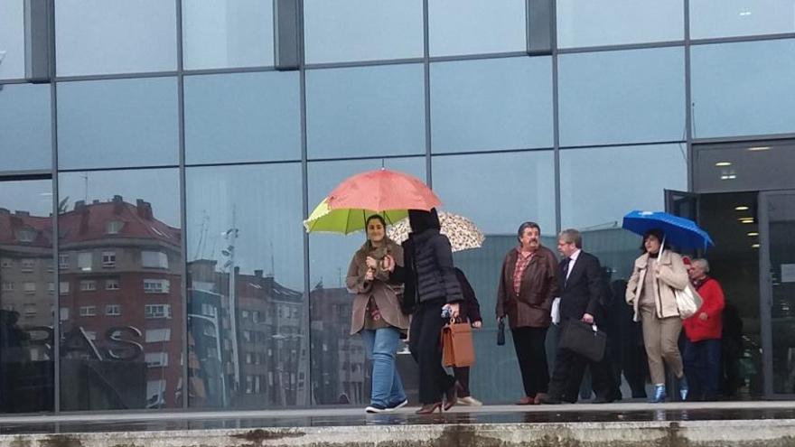 La familia del acusado, esta mañana, a la salida del Palacio de Justicia