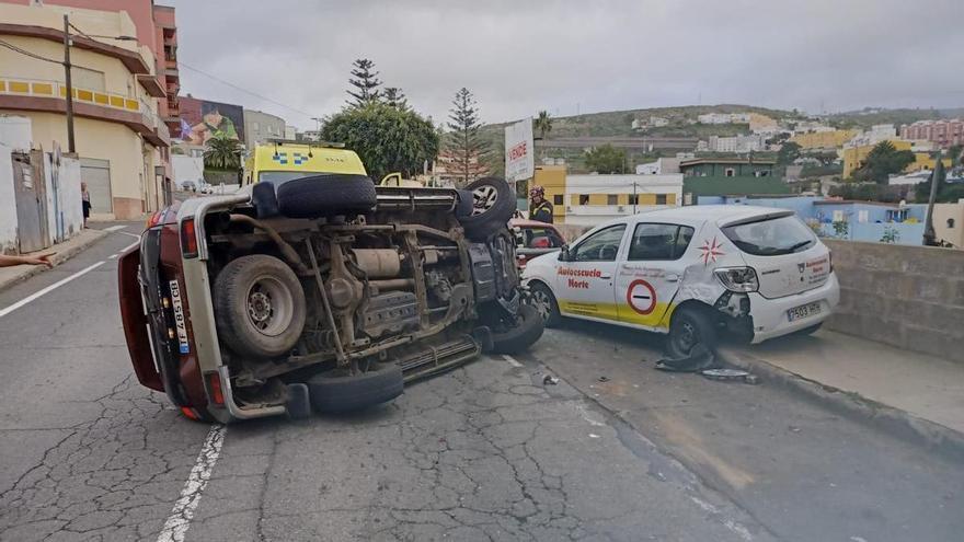 Un todoterreno choca contra dos coches aparcados y vuelca en Guía