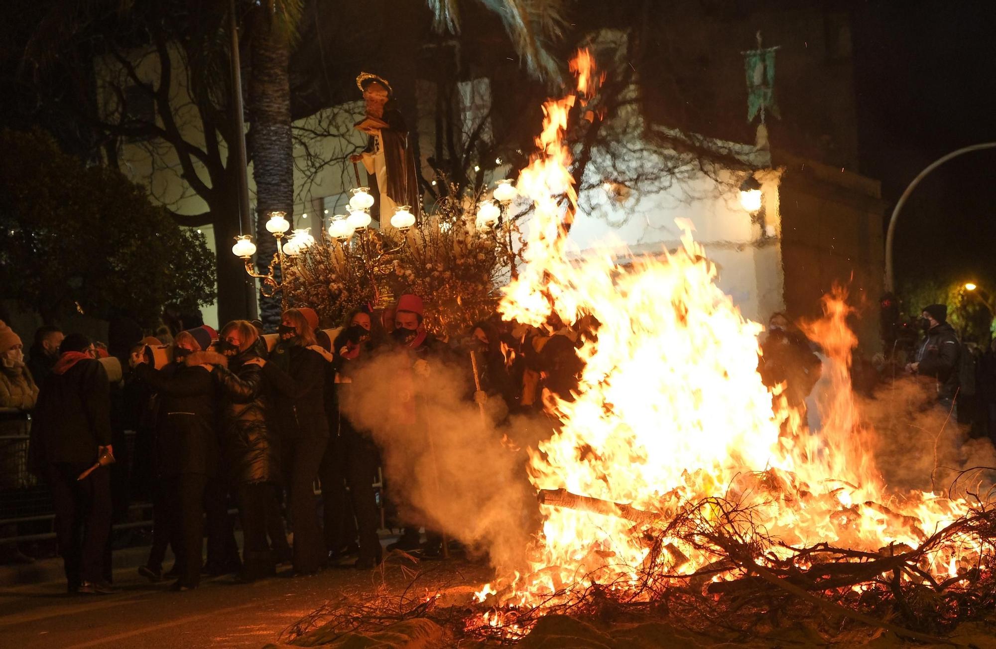 Los eldenses festejan a San Antón, patrón de los Moros y Cristianos, con las típicas vueltas a la hoguera, la bendición de animales, las tradicionales danzas y el reparto del pan