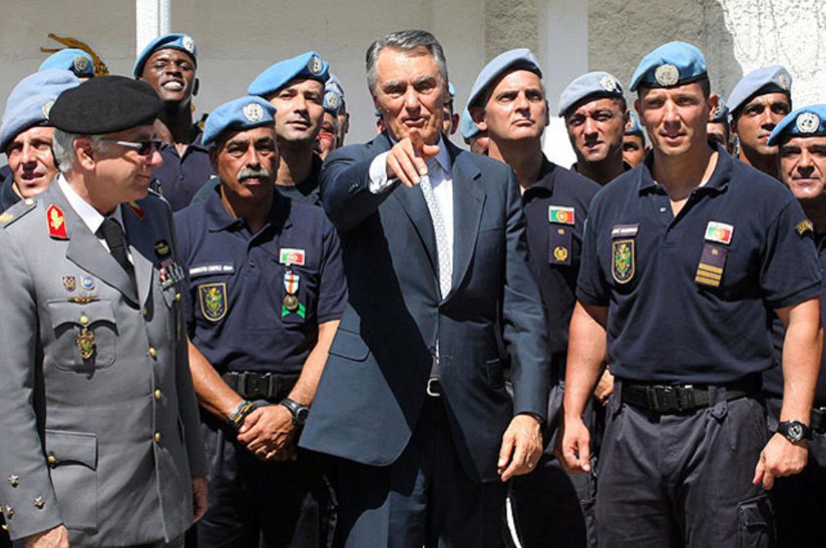 El president de Portugal, Aníbal Cavaco Silva, amb diversos oficials de l’ONU a la cerimònia del Dia de la Independència de Timor Oriental, en Dili, la capital del país.