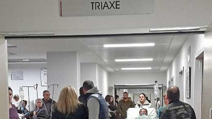 Pacientes en la sala de espera del Hospital Álvaro Cunqueiro de Vigo. // Marta G. Brea