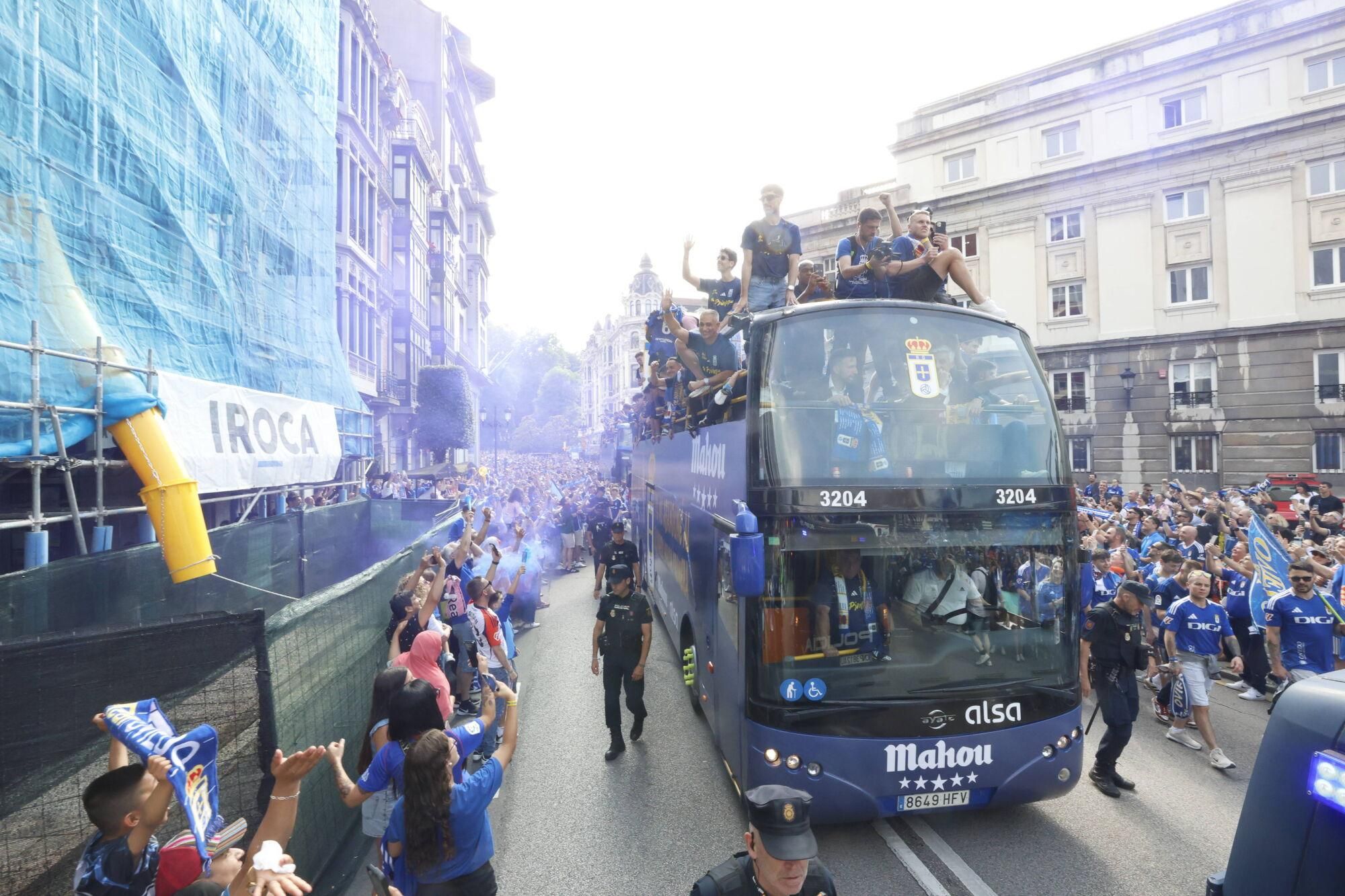 Locura azul en las calles de Oviedo para celebrar el ascenso del equipo a Primera División