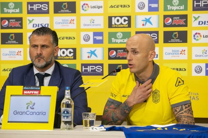 08.06.18. Las Palmas de Gran Canaria. Fútbol segunda división temporada 2018-19. Toni Otero, secretario técmico, presenta a Nauzet Pérez, como primer fichaje de la temporada de la UD Las Palmas. Estadio de Gran Canaria . Foto Quique Curberlo.  | 08/06/2018 | Fotógrafo: Quique Curbelo