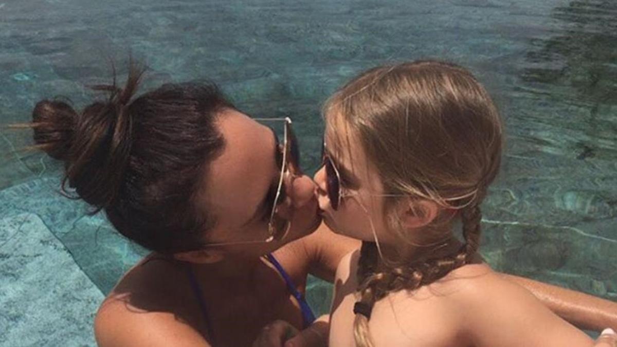 Victoria Beckham besa en la boca a su hija y la lía en las redes