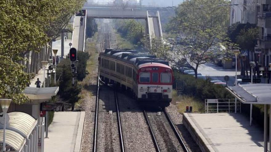 Tren de cercanías entrando en la estación de Aldaia-Alaquàs.