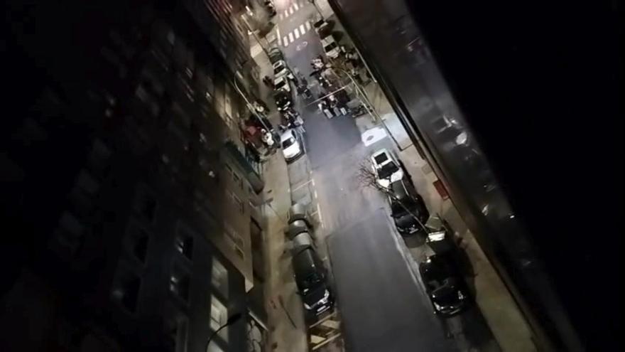 Indignación ante un vídeo que muestra a decenas de jóvenes gritando y coreando de madrugada en plena calle del Ensanche de Santiago
