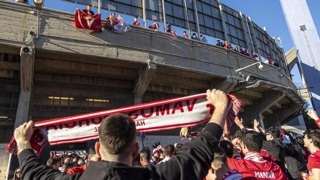 Afición murcianista a su llegada al Rico Pérez de Alicante la pasada temporada. | ÁLEX DOMÍNGUEZ/INFORMACIÓN DE ALICANTE