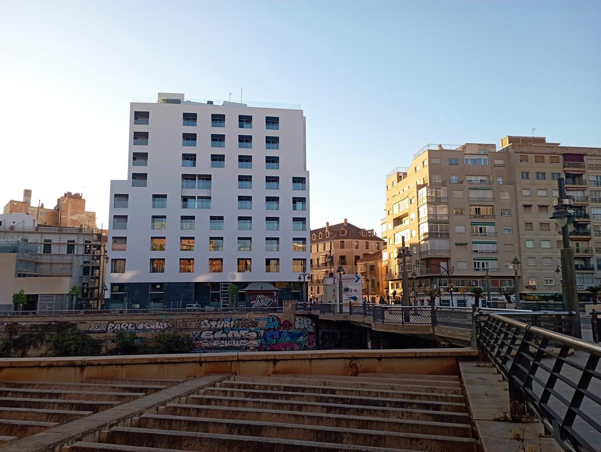 El hotel de Hoyo de Esparteros, la semana pasada desde el otro lado del Guadalmedina.