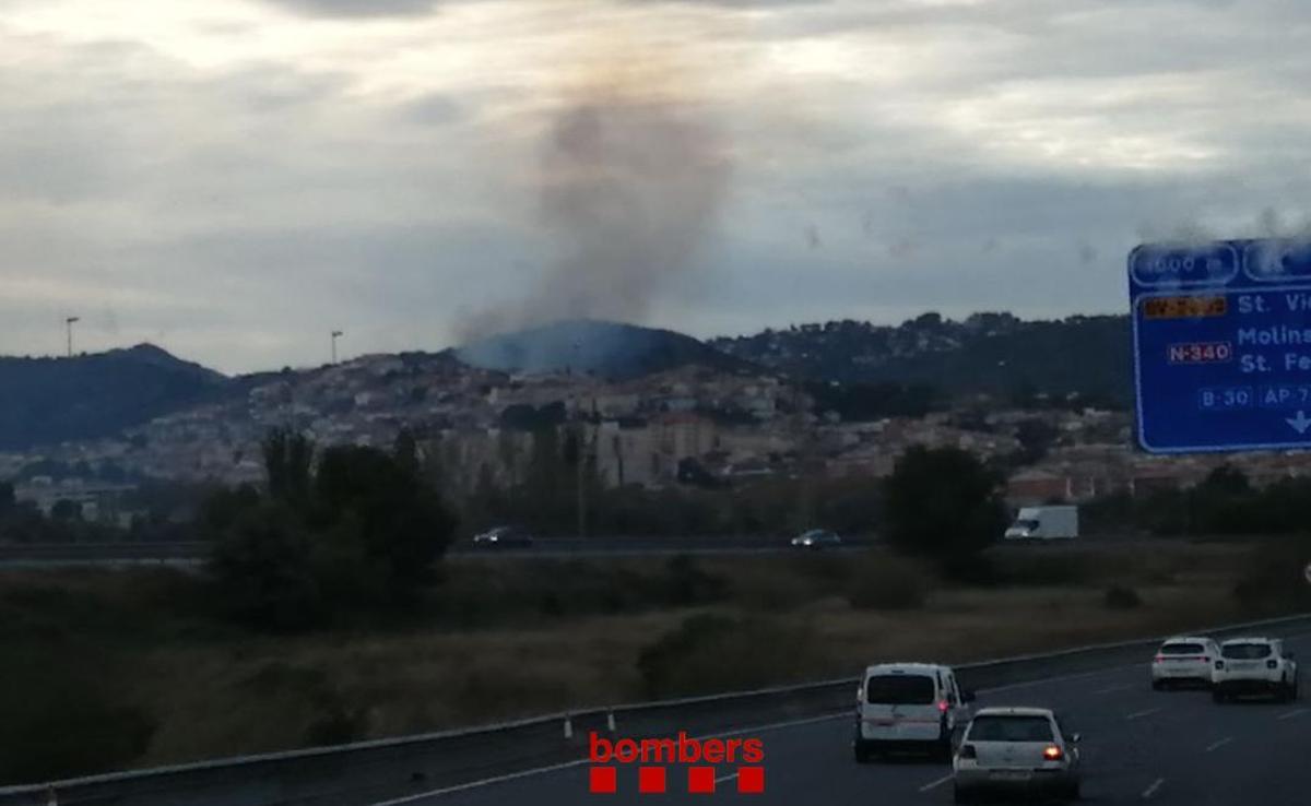 Un incendi obliga a confinar mitja hora 30 alumnes a Sant Vicenç dels Horts