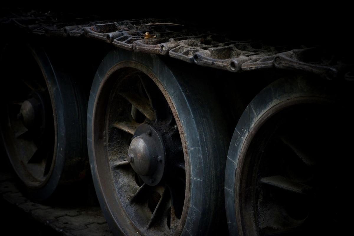 Ruedas de un vehículo militar en una imagen de archivo.