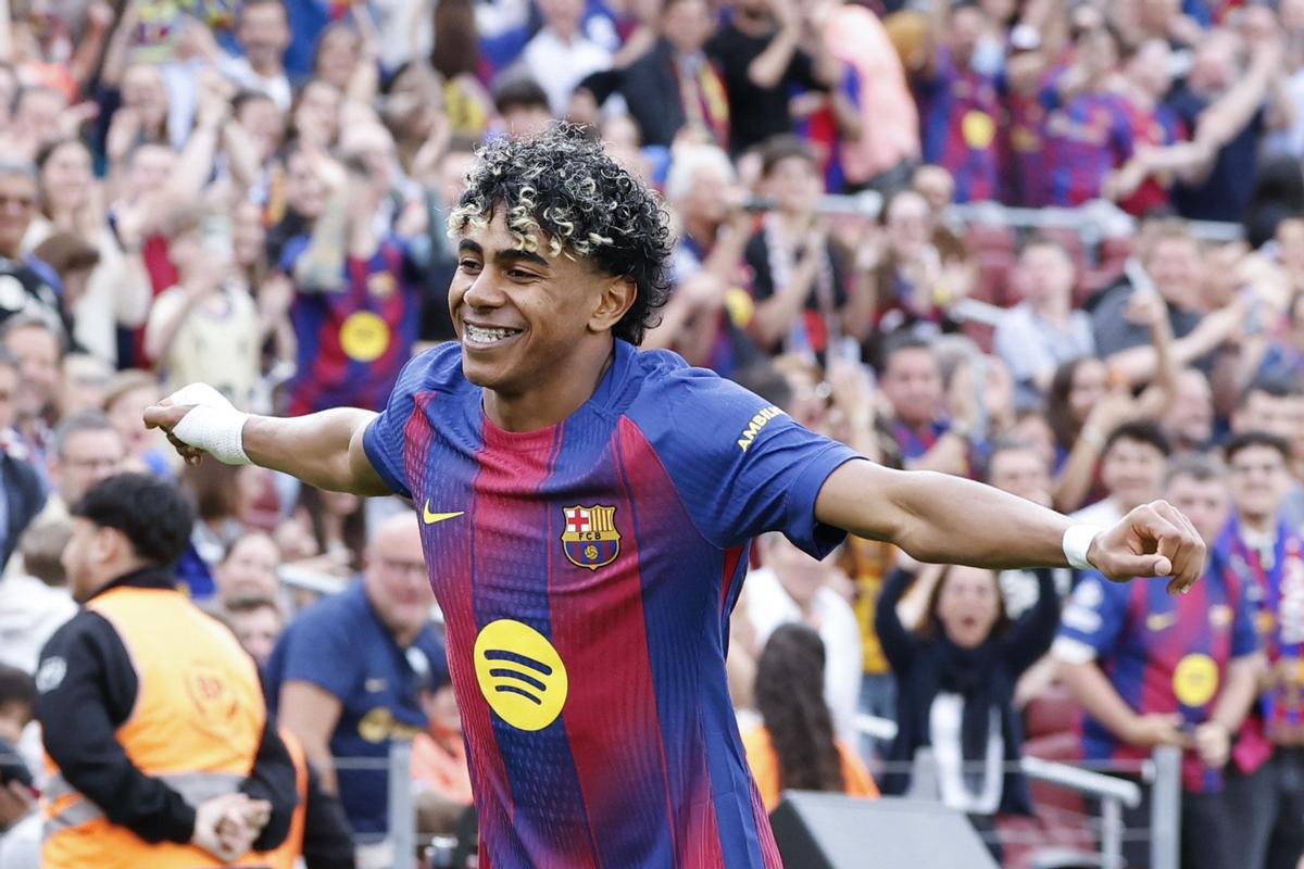 Lamine Yamal celebra tras marcar su equipo el 2-0, durante el partido de la jornada 31 contra el Espanyol