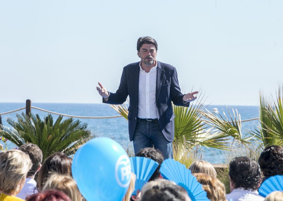 Casado propone en Alicante que todas las oposiciones se desarrollen en castellano.