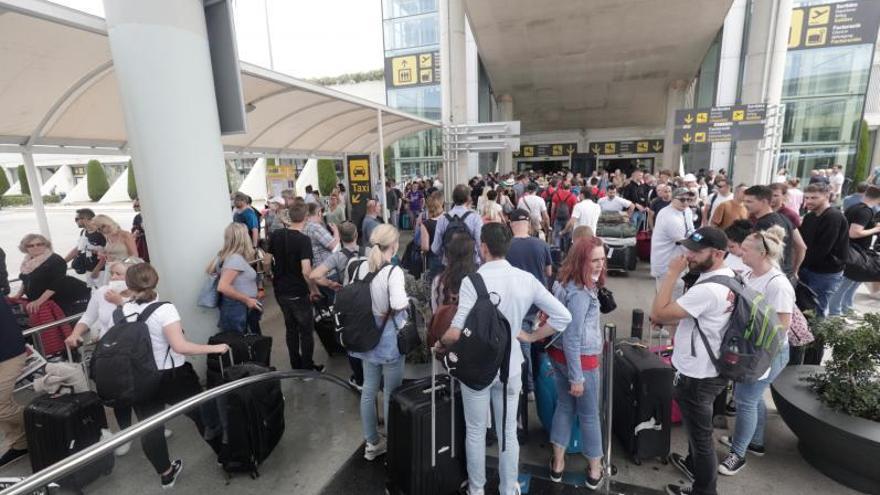 El sellado manual de pasaportes agrava las colas de turistas en el aeropuerto de Palma