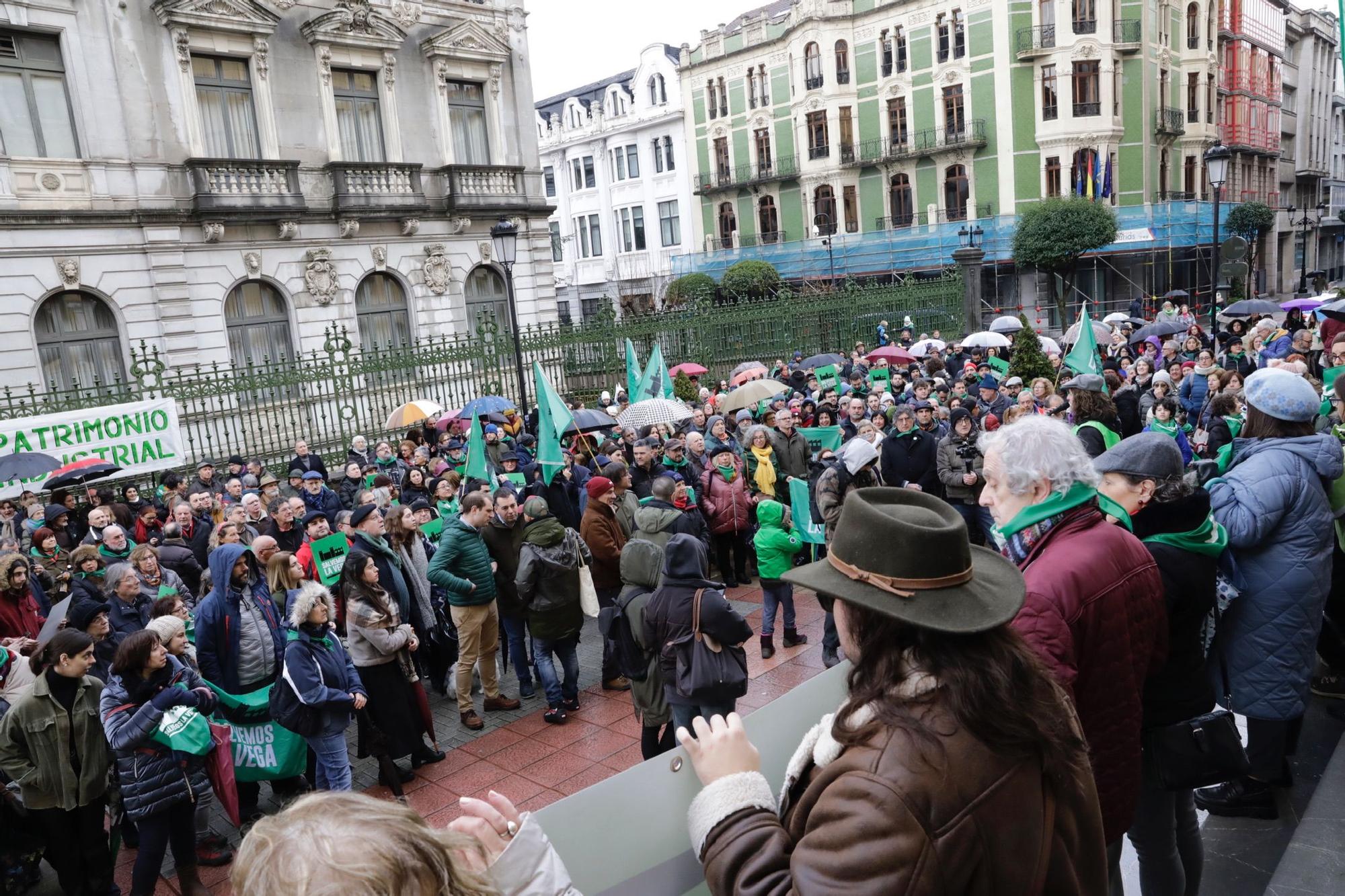 "La Vega no se vende, La Vega se defiende": así fue la concentración de Salvemos La Vega en Oviedo