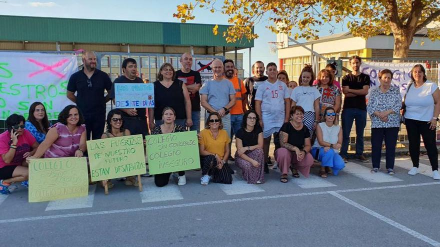 Dos colegios públicos de Valdés se movilizan para no quedarse sin conserjes
