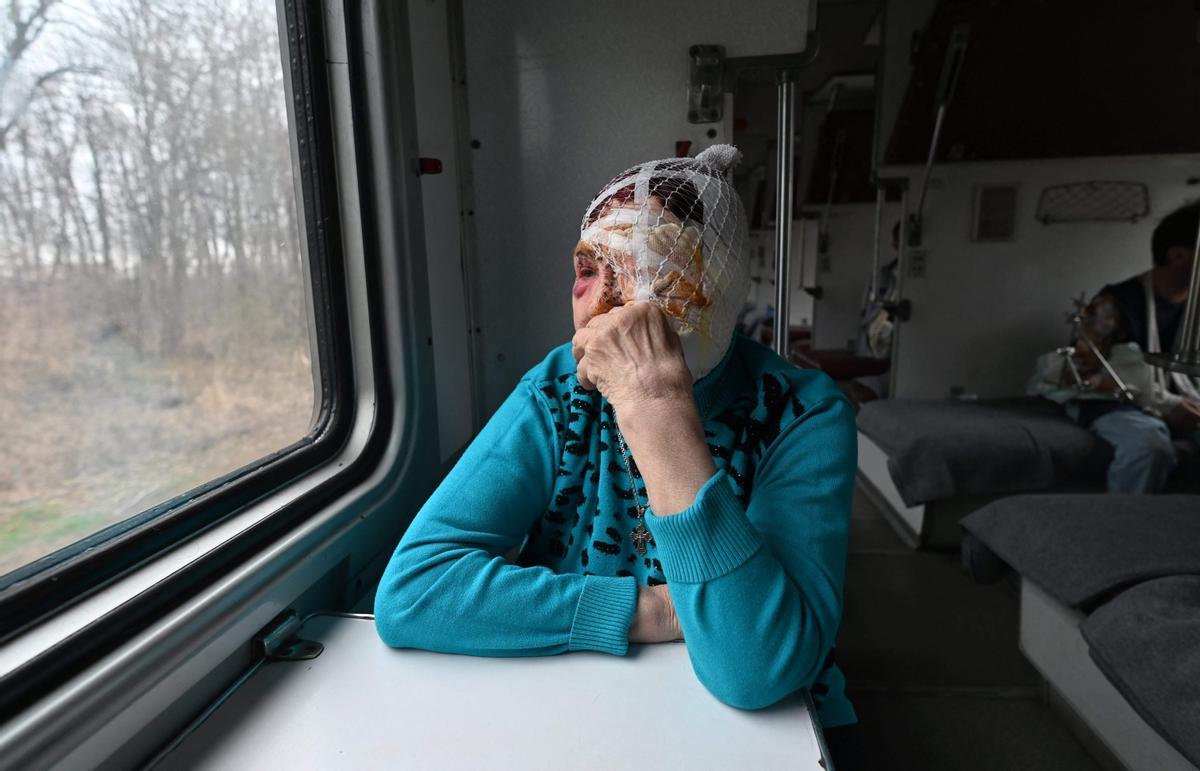 Praskovya, de 77 años, mira por la ventana de un tren de evacuación médica en su camino a la ciudad de Lviv, en el oeste de Ucrania