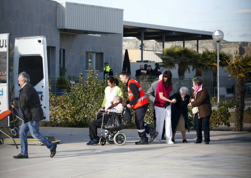 Fotogalería: Desalojada la residencia de Monzalbarba