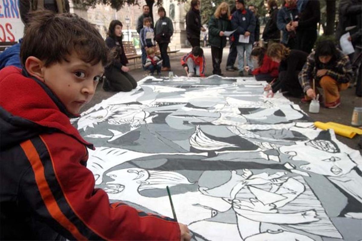 Un grupo de niños pintan una reproducción de el ’Gernika’, para mostrar su rechazo a la guerra.
