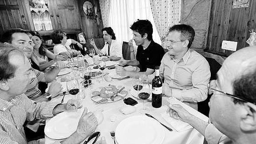 Un grupo de turistas de Burgos, ayer, comiendo en un restaurante de Requejo, en Mieres.