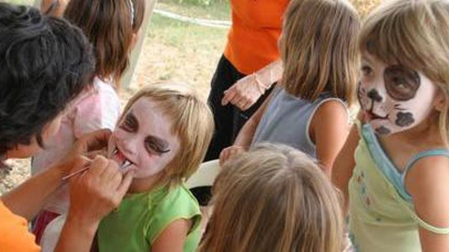 Taller de pintar la cara al barri dels Comtals.