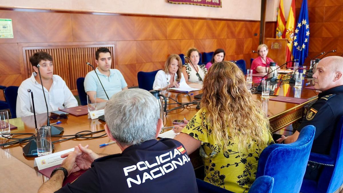 La subdelegada del Gobierno en Zaragoza, Noelia Herrero, se ha reunido hoy colectivos vecinales y representantes del barrio de La Almozara.