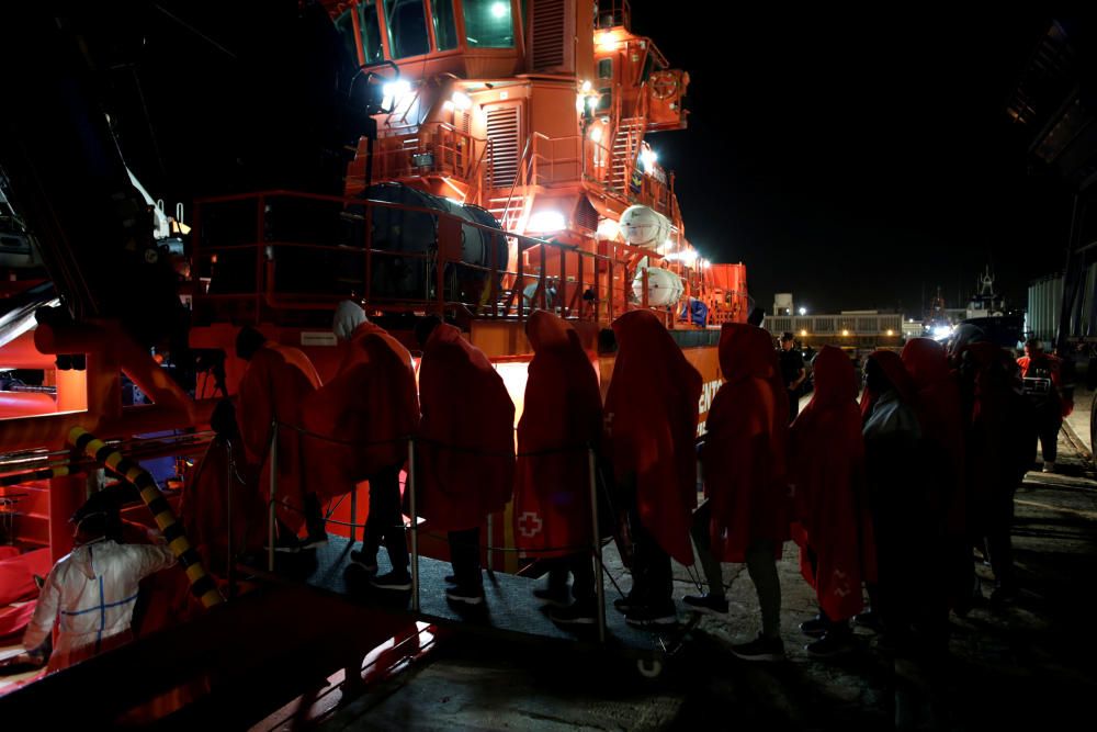 Inmigrantes rescatados en pateras llegan al puerto de Málaga.