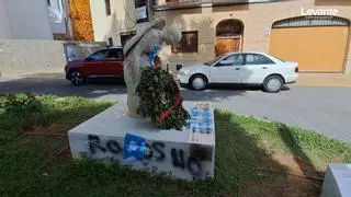 Familiares de las víctimas tras la vandalización de la escultura de Quart: "Es una muestra de odio y negación de la memoria"