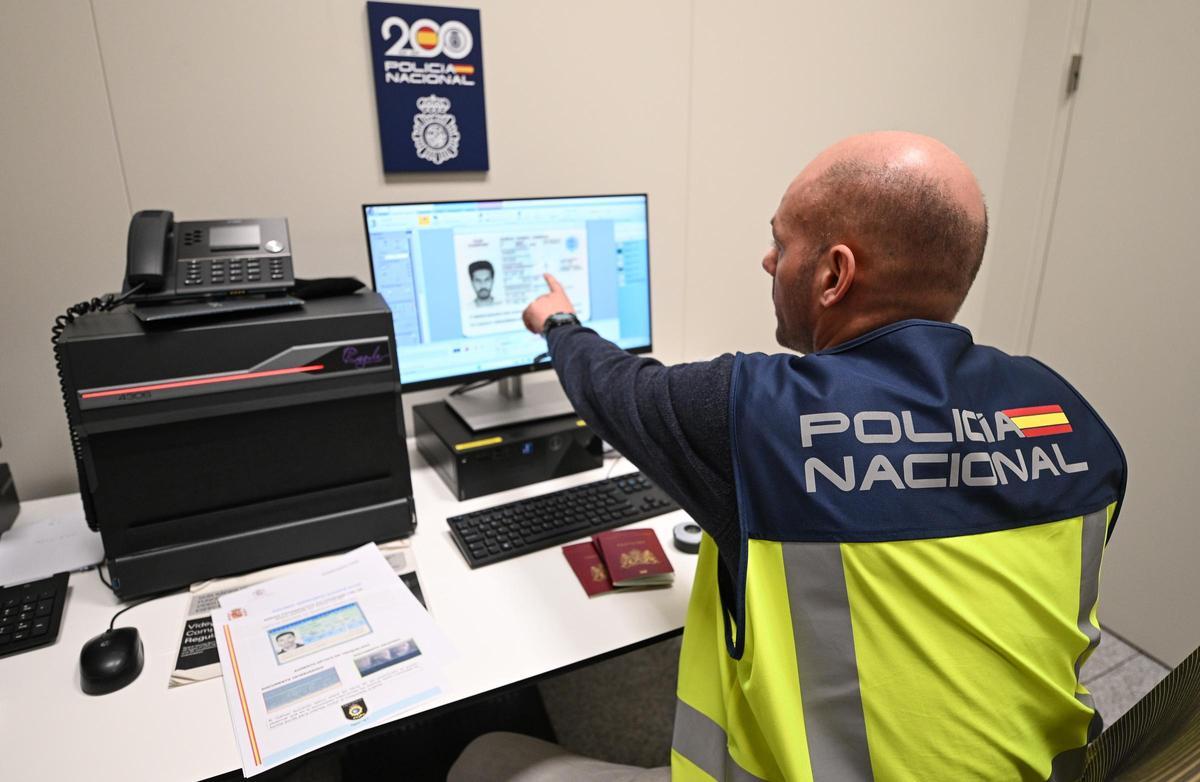 La inspección que se realiza en segunda línea, donde se determina si efectivamente la documentación es falsa, y se hacen los informes.